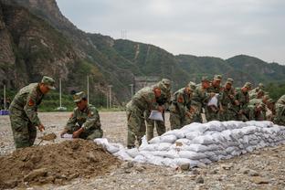 吉鲁本场数据：2次射正2个进球，触球10次，评分8.4